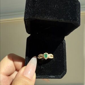 18KT GOLD EMERALD & DIAMOND RING